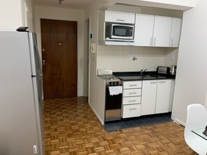 Fridge, microwave, oven, cookware/dishes/utensils - Studio mit Wi-Fi by Interhome (Buenos Aires)