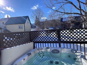 Outdoor spa tub - Okemo + Killington•1 min Walk Ludlow Village Eats (Ludlow)