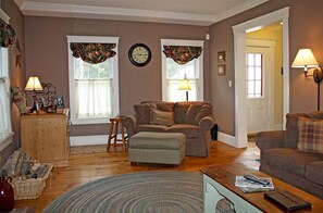TV, fireplace - Okemo + Killington•1 min Walk Ludlow Village Eats (Ludlow)