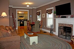 TV, fireplace - Okemo + Killington•1 min Walk Ludlow Village Eats (Ludlow)