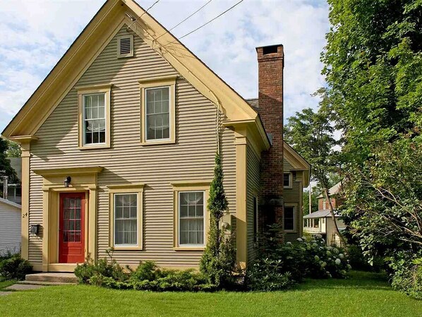 Exterior - Okemo + Killington•1 min Walk Ludlow Village Eats (Ludlow)