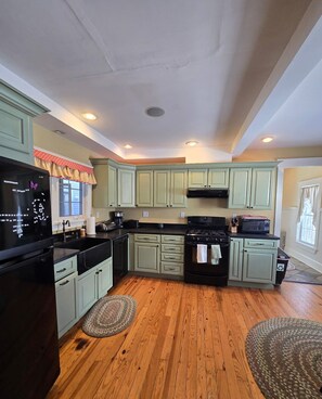 Microwave, oven, stovetop, dishwasher - Okemo + Killington•1 min Walk Ludlow Village Eats (Ludlow)