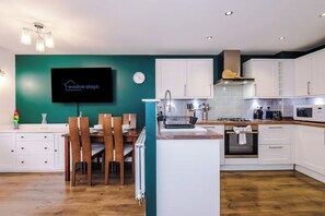 Fridge, microwave, oven, stovetop - Spacious 3 bedroom home with garden (Buckshaw Village)