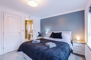 Tabla de planchar con plancha, wifi y ropa de cama