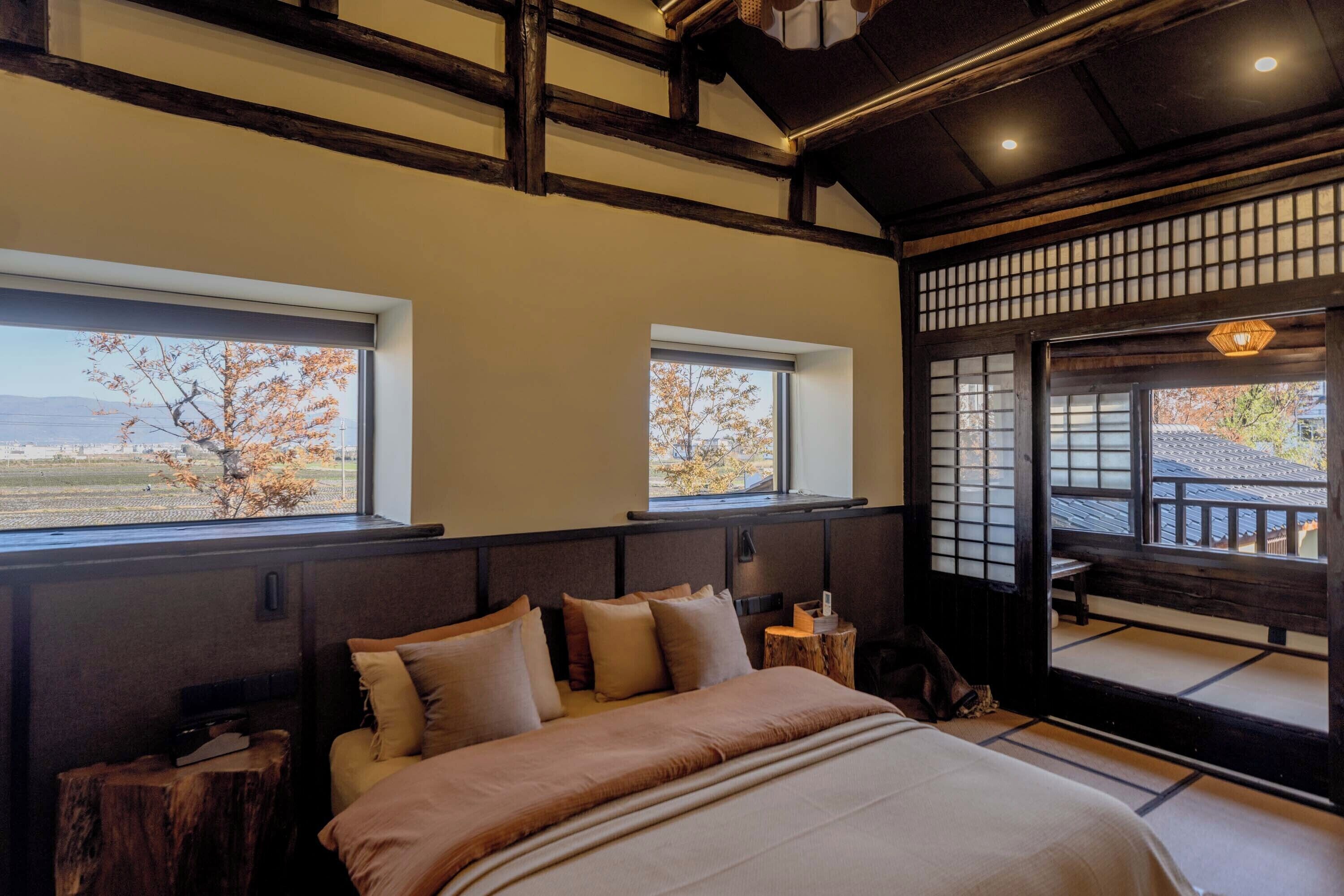 Luxury Villa, Mountain View | Desk, laptop workspace, blackout drapes, free WiFi