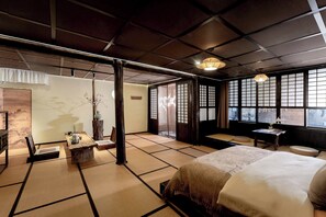 Luxury Villa, Mountain View | Desk, laptop workspace, blackout curtains, free WiFi - Dali Fanshe Tea Garden Inn (Dali)