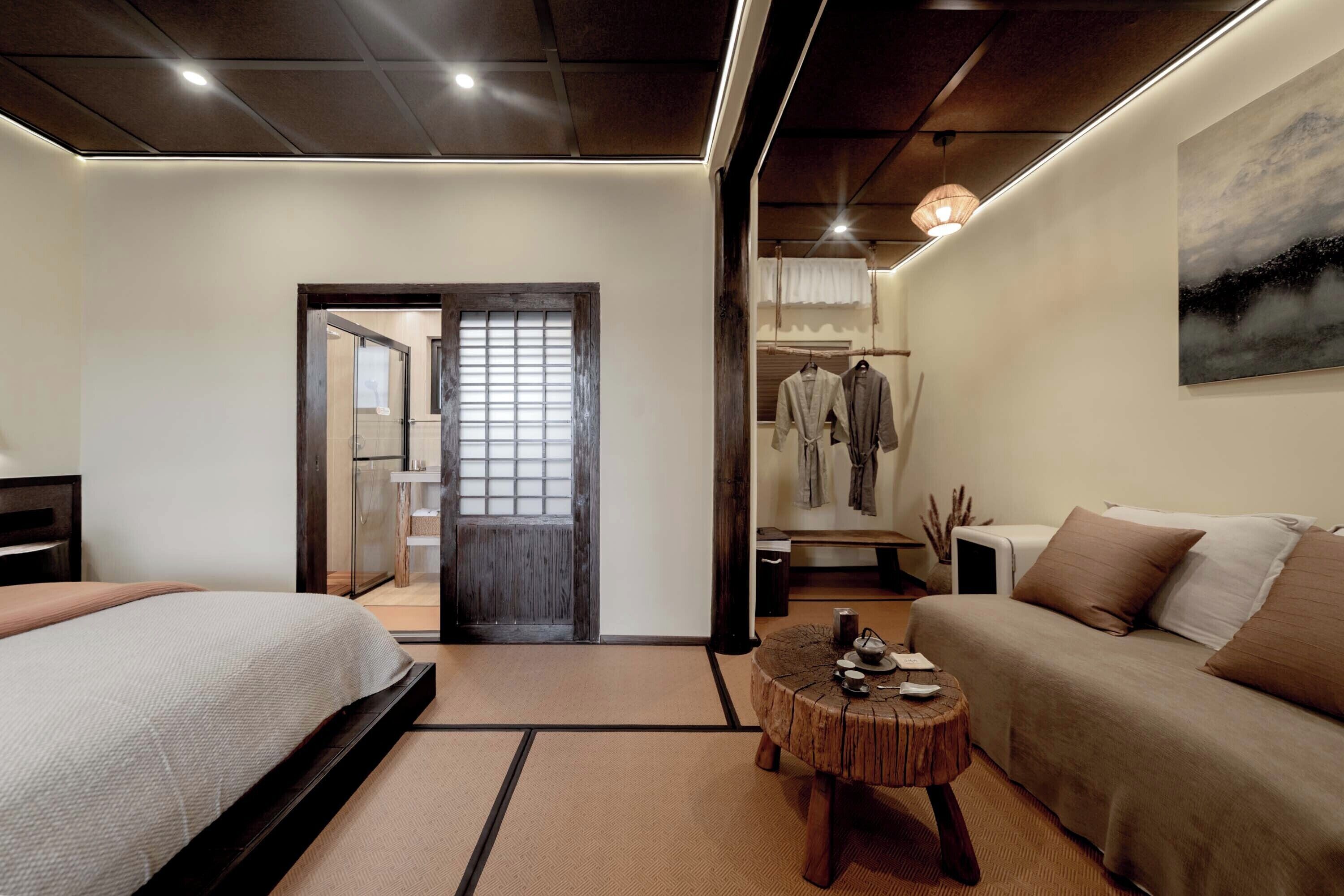 コンフォート ダブルルーム コートヤードビュー | デスク、ノートパソコン用作業スペース、遮光カーテン  、WiFi (無料)