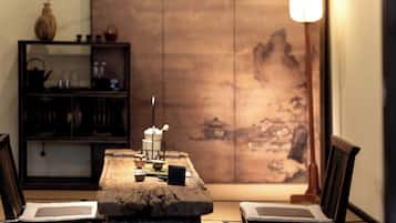 Kamar Double Premier, pemandangan halaman | Meja kerja, ruang kerja ramah laptop, dan tirai kedap cahaya