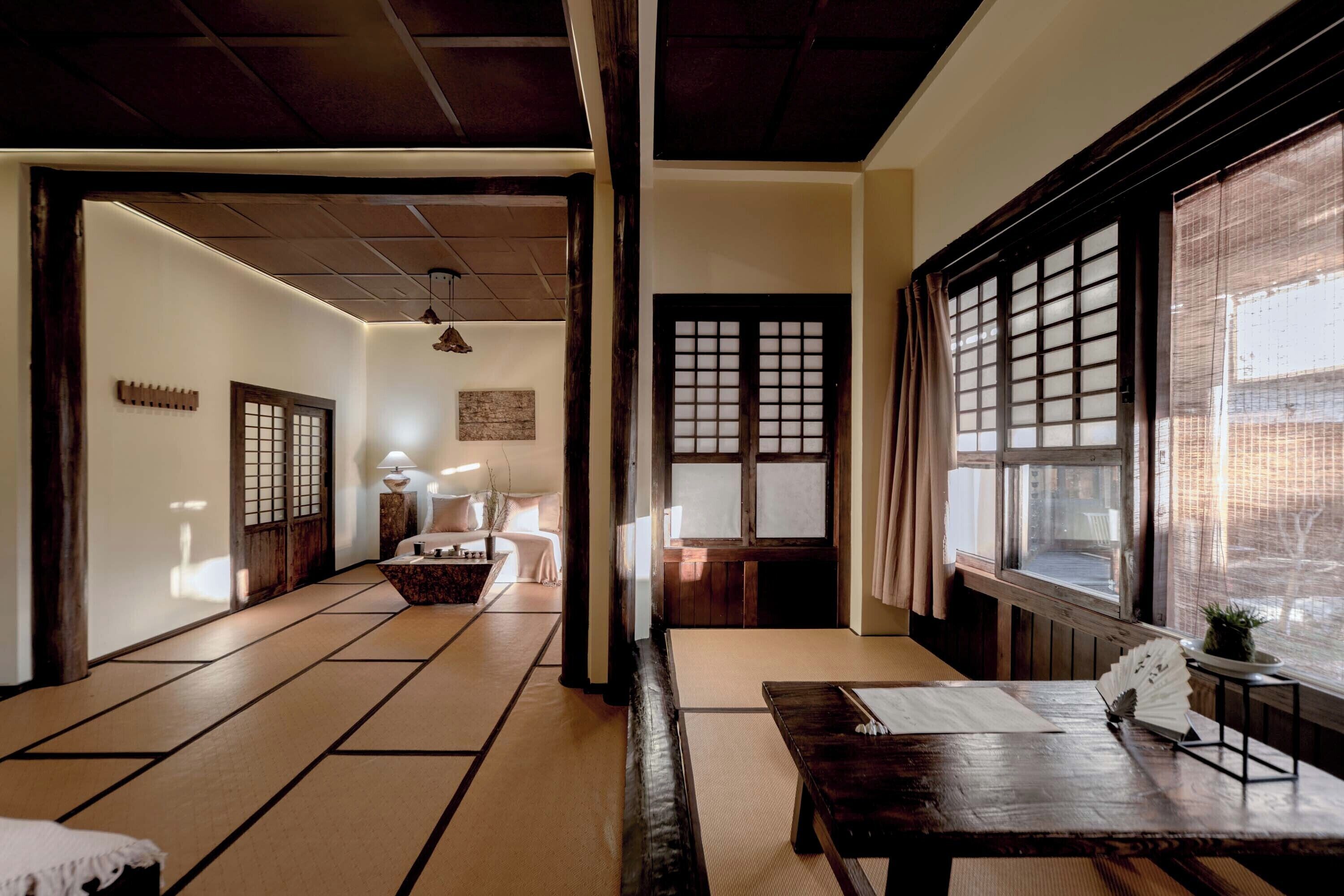 シニア ダブルルーム コートヤードビュー | デスク、ノートパソコン用作業スペース、遮光カーテン、WiFi (無料)