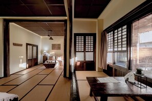 Quarto casal sênior, vista para o pátio | Escrivaninha, espaço de trabalho para notebook, cortinas blackout