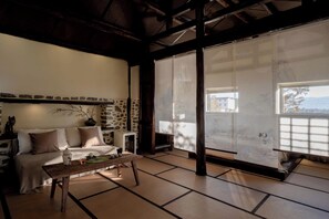 ファミリー トリプルルーム マウンテンビュー | リビング エリア