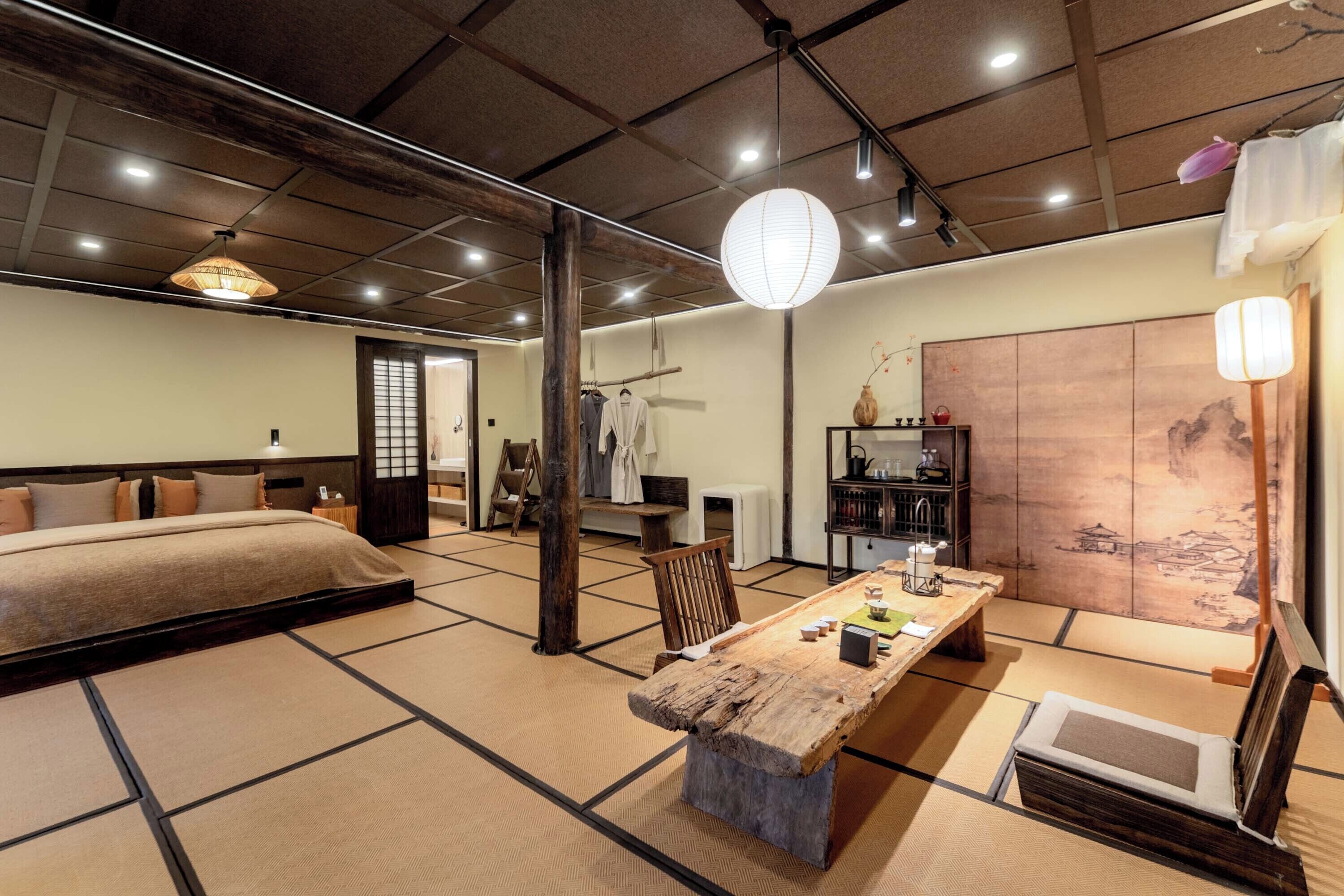 プレミア ダブルルーム コートヤードビュー | デスク、ノートパソコン用作業スペース、遮光カーテン、WiFi (無料)