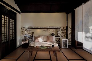 Luxury Villa, Mountain View | Desk, laptop workspace, blackout curtains, free WiFi - Dali Fanshe Tea Garden Inn (Dali)