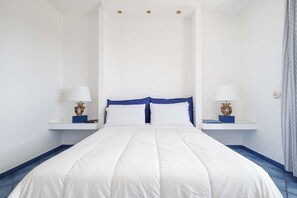 Tabla de planchar con plancha, cuna de viaje, wifi y ropa de cama 
