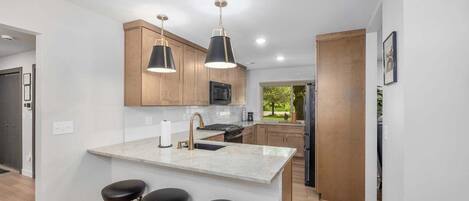 Refrigerador, microondas, horno, placa de cocina