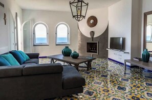 Smart TV, fireplace - Villa Luce Di Mare, endless sea views (San Montano)