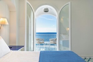 4 bedrooms, iron/ironing board, travel cot, WiFi - Villa Luce Di Mare, endless sea views (San Montano)