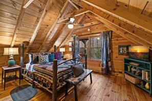 2 bedrooms, iron/ironing board, free WiFi, bed sheets - Three Loves Cabin - Mountain View | Hot Tub | Pet Friendly | Firepit (Cherry Log)