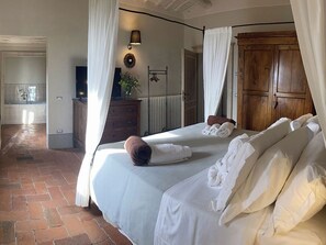 Iron/ironing board, travel crib, WiFi, bed sheets