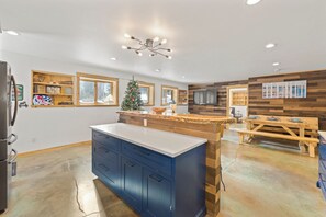Interior - New! Spacious, Pet friendly, with Hot Tub, Pool Table, Game Room & Basketball Court (Fairplay)