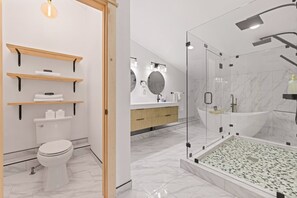 Shower, hair dryer, towels - New! Spacious, Pet friendly, with Hot Tub, Pool Table, Game Room & Basketball Court (Fairplay)