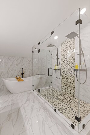 Shower, hair dryer, towels - New! Spacious, Pet friendly, with Hot Tub, Pool Table, Game Room & Basketball Court (Fairplay)