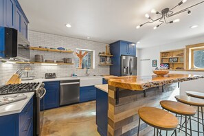 Fridge, microwave, oven, stovetop - New! Spacious, Pet friendly, with Hot Tub, Pool Table, Game Room & Basketball Court (Fairplay)