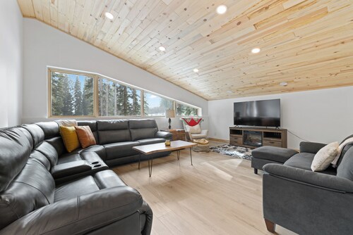 Indoor Basketball Court, Hot Tub & Billiards - 5 Acres, Pet-Friendly