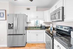 Fridge, microwave, stovetop, dishwasher - Dockside Daydream Waterfront Next-To-Beach (Fort Walton Beach)