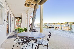 Outdoor dining - Dockside Daydream Waterfront Next-To-Beach (Fort Walton Beach)