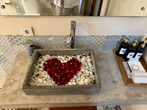 Deluxe-Bungalow, Balkon, Gartenblick | Badezimmer