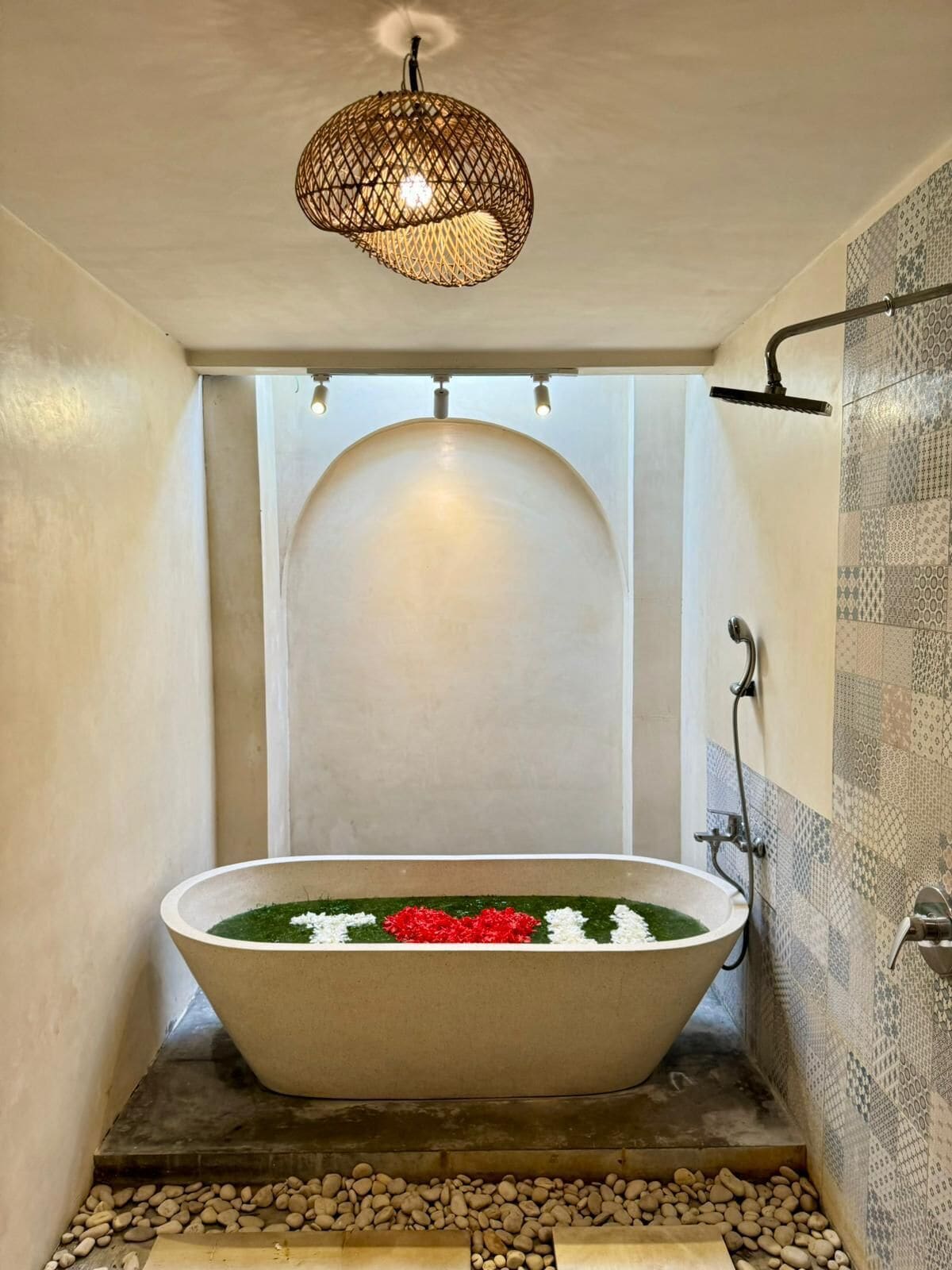 Deluxe Bungalow, Balcony, Garden View | Bathroom