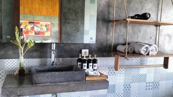 Luxury Bungalow, 1 King Bed, Garden View | Bathroom