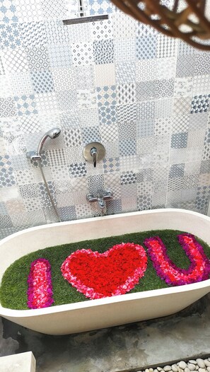 ดีลักซ์บังกะโล, ระเบียง, วิวสวน | ห้องน้ำ