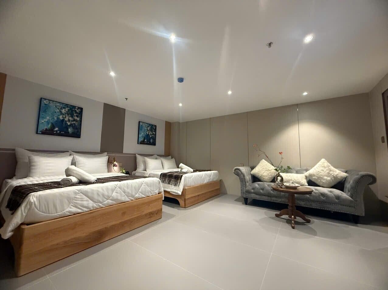 Dobbeltrom – familie, flere senger | Minibar (inkludert), skrivebord, wi-fi (inkludert) og sengetøy