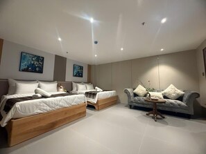 Dobbeltrom – familie, flere senger | Minibar (inkludert), skrivebord, wi-fi (inkludert) og sengetøy