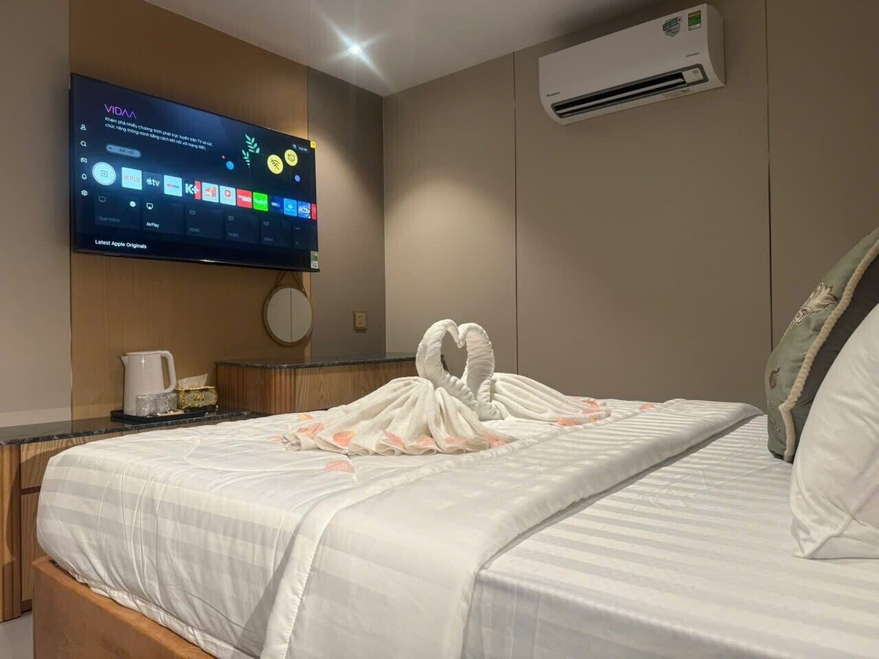 Rom – standard, 1 kingsize-seng, byutsikt | Minibar (inkludert), skrivebord, wi-fi (inkludert) og sengetøy