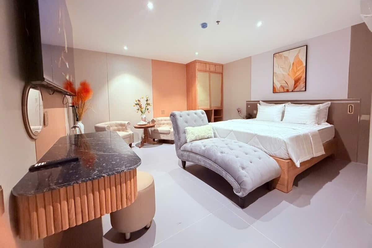 Rom – deluxe, 1 kingsize-seng | Minibar (inkludert), skrivebord, wi-fi (inkludert) og sengetøy