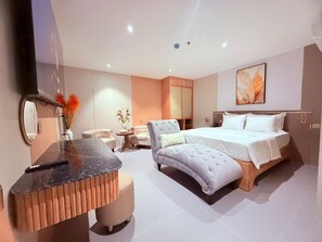 Rom – deluxe, 1 kingsize-seng | Minibar (inkludert), skrivebord, wi-fi (inkludert) og sengetøy