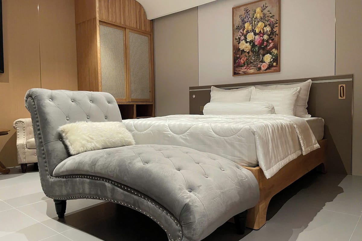 Deluxe Room, 1 Katil Raja (King) | Bar mini percuma, meja, Wi-fi percuma, cadar katil