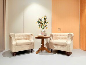 Phòng Deluxe, 1 giường cỡ king | Minibar với thức uống miễn phí, bàn 