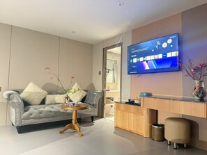 Phòng đôi dành cho gia đình, nhiều giường | Minibar với thức uống miễn phí, bàn 