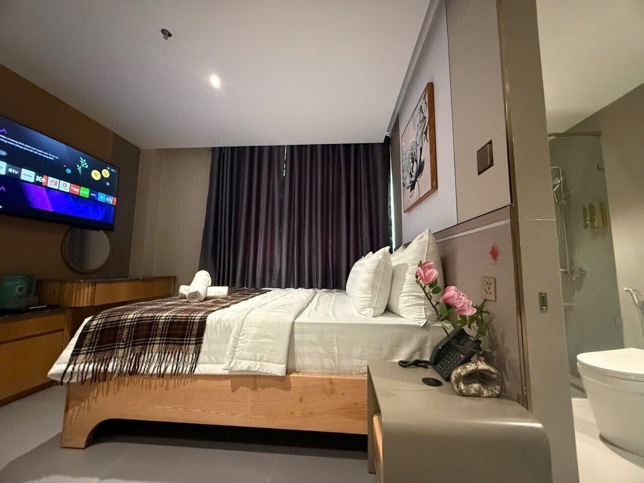 Rom – superior, 1 kingsize-seng, byutsikt | Minibar (inkludert), skrivebord, wi-fi (inkludert) og sengetøy