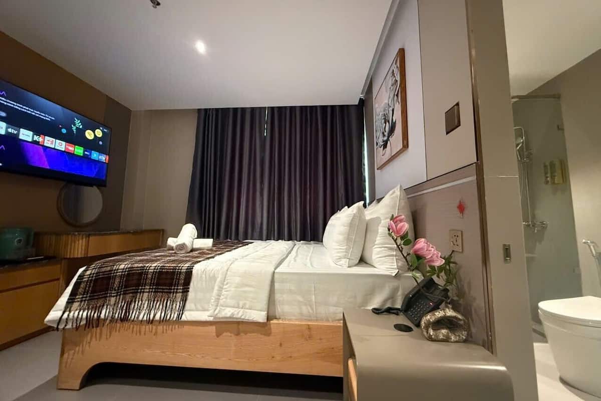 Rom – superior, 1 kingsize-seng, byutsikt | Minibar (inkludert), skrivebord, wi-fi (inkludert) og sengetøy