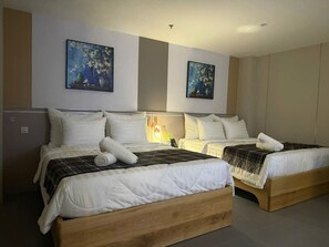 Habitación doble familiar, varias camas | Artículos del minibar gratis, escritorio, wifi gratis y ropa de cama 