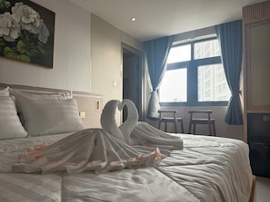Habitación estándar, 1 cama King size | Artículos del minibar gratis, escritorio, wifi gratis y ropa de cama