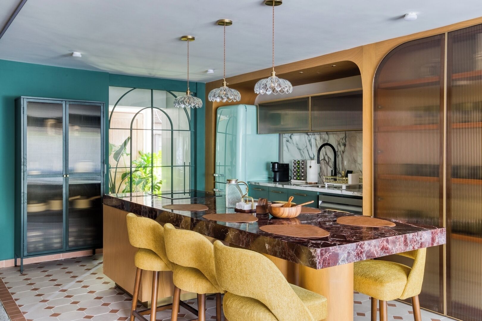 Kjøleskap, mikrobølgeovn, ovn og kokeplater