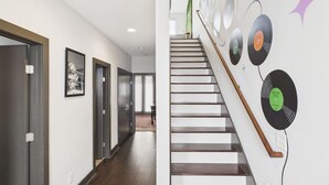 Un interior moderno con un pasillo que lleva a una escalera.