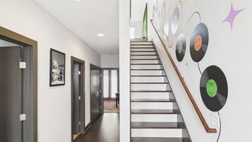 En modern inredning med en hall som leder till en trappa.