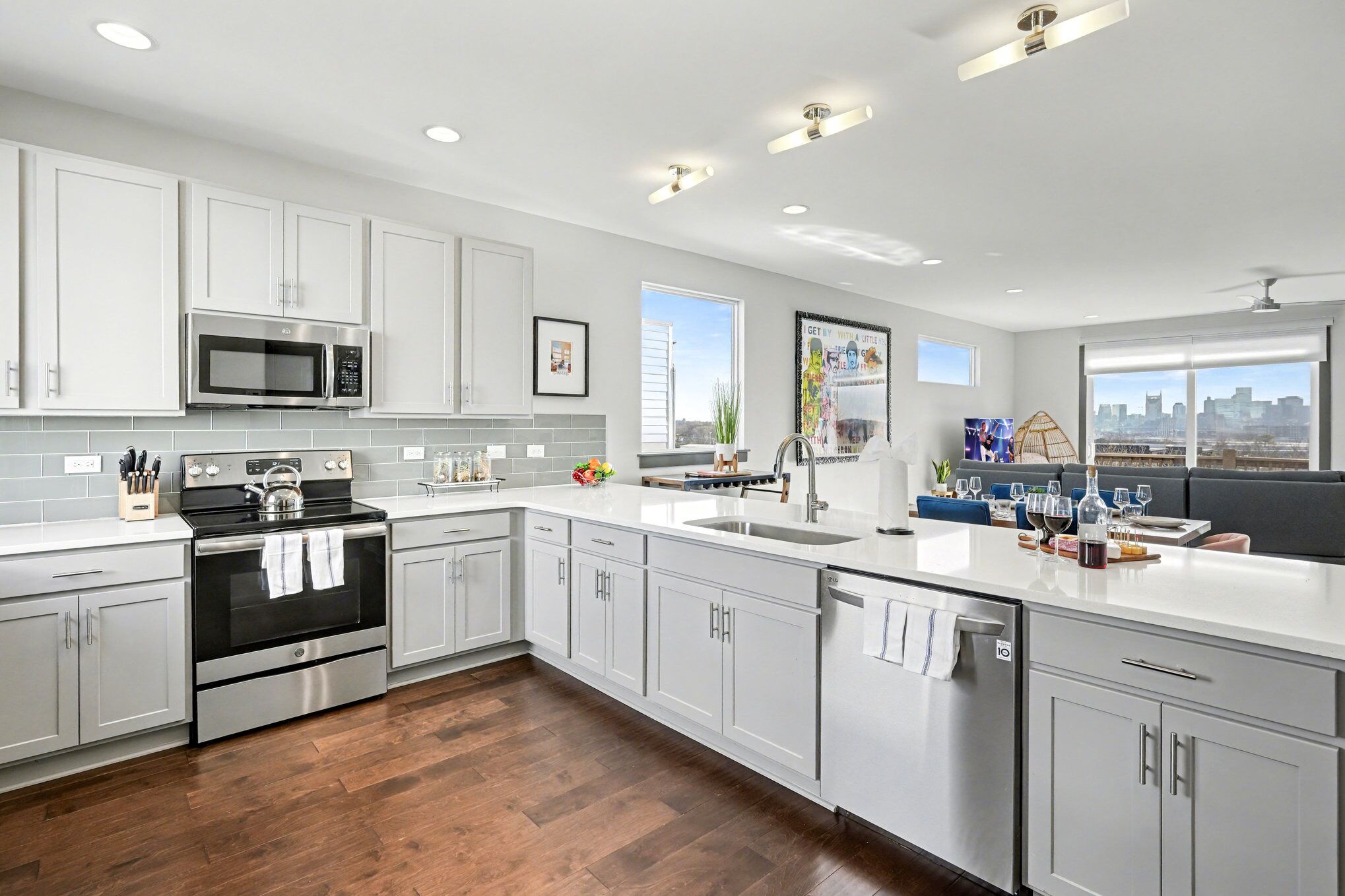 Frigorífico, microondas, horno y placa de cocina